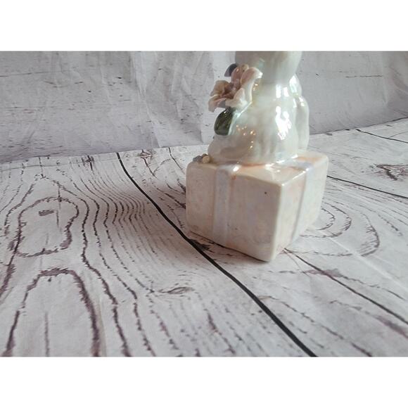 Vintage 4in Tall Cats Kittens W/ Flowers On A Present Figurine - Picture 8 of 9